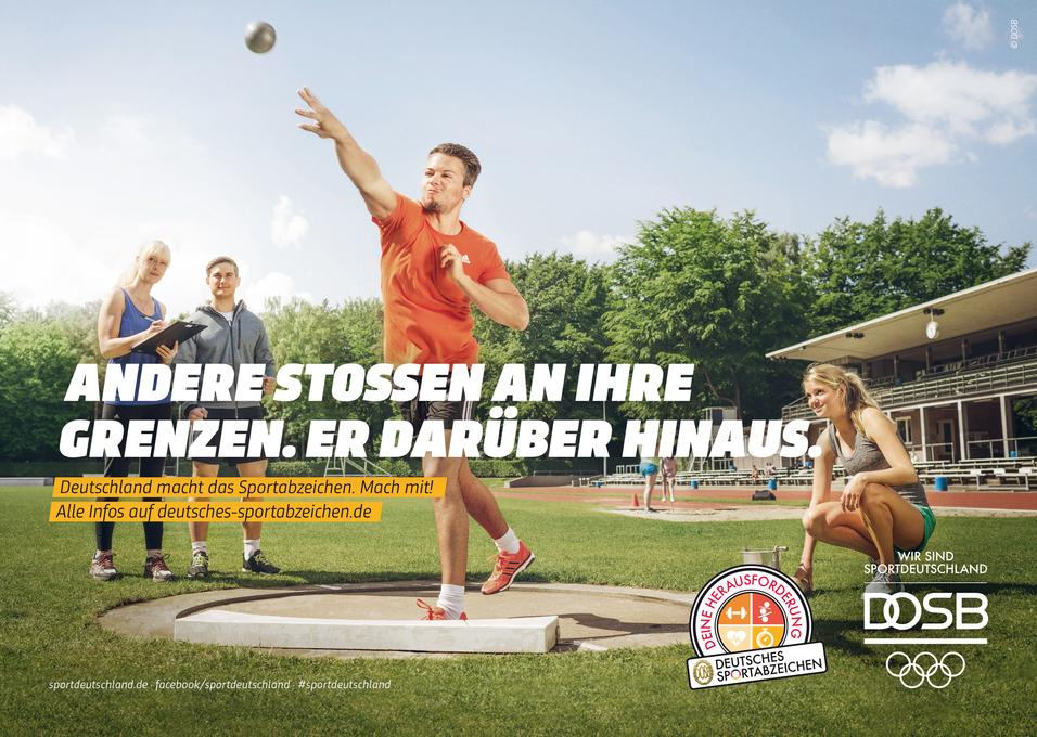 Sportler stößt Kugel, drei Personen beobachten; Schrift: „Andere stoßen an ihre Grenzen. Er darüber hinaus.“